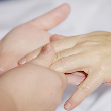 手に保湿とマッサージ